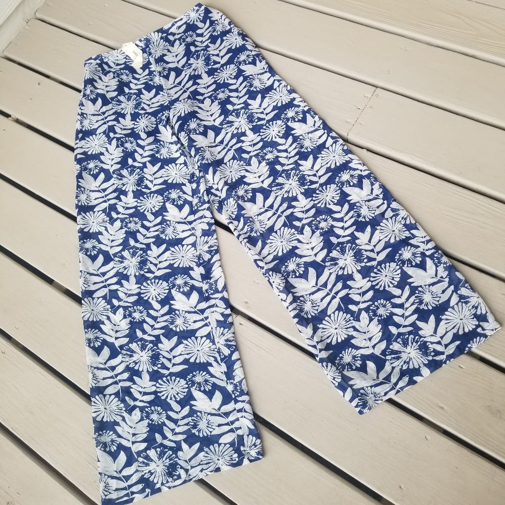 COPY - NWT M flared blue/white floral bottoms